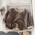 Nahaufnahme von gestreiftem Kinder-Sweatshirt mit Rippbündchen und warmer Baumwollstruktur - 80 / Braune Streifen