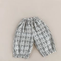 Dettaglio piatto di pantaloni harem per bambini con strisce geometriche bianche e nere - Pantaloni Bianchi a 9 Punti / 80cm