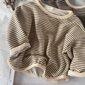 Nahaufnahme von beigem gestreiften Kinder-Sweatshirt mit Baumwollstruktur und Rippbündchen - 80 / Reis-Aprikosen-Streifen