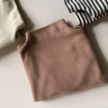 Dettaglio del morbido tessuto termico a maglia del lupetto marrone scuro per bambini - Marrone / 80cm