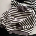 Dettaglio di felpa a righe in pile per bambini con collo alto e polsini a coste - 80cm / Righe Grigio Scuro