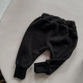 Λεπτομέρεια από ζεστό παιδικό παντελόνι fleece με ελαστική μέση και ριμπ τελειώματα - Μαύρο / 80cm