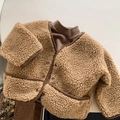 Détail d'une veste en polaire pour enfant avec col en V, passepoil en velours et peluche camel - 80cm / Café