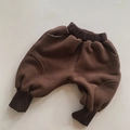 Gros plan d'un pantalon de jogging marron épais avec taille en maille côtelée et grandes poches - 80cm / Marron