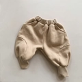 Détail du pantalon de jogging pour enfants avec taille élastique et chevilles côtelées - 80cm / Beige