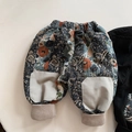 Dettaglio di pantaloni floreali per bambini con toppe sulle ginocchia e polsini a coste - 130cm / Stampa Vintage