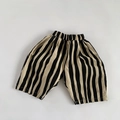 Detailaufnahme der atmungsaktiven Kinder-Streifenshorts mit elastischem Bund und weicher Textur - 80cm / Schwarze Streifen
