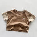 Detail van katoenen kinder-T-shirt met contrastmouwen en een ONE-G patch op de borst - 80 / Bruin