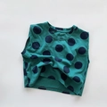 Vista macro de una camiseta verde sin mangas para niños con lunares negros y textura suave - Azul lago / 80cm