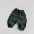 Detail der dunkelgrünen Doppel-Baumwollgaze-Kinderhose mit weicher Faltenstruktur - Dunkelgrün