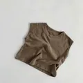 Detailweergave van de donkerbruine slub-katoen textuur op de ademende tanktop voor kinderen - Grijs Khaki / 80cm