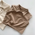 Detailaufnahme der Stricktextur von beigen und braunen ärmellosen Polo-Kindershirts - 80cm / Hellkaffee