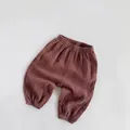 Detail der weichen Baumwollmuschelstruktur und des elastischen Bundes der Baby-Moskitohose - Lila