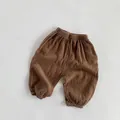 Details von brauner Musselin-Baumwollhose mit elastischem Bund und Bündchen für Kleinkinder - Khaki