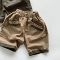 Detail van katoenen kindershort met elastische tailleband en contraststiksels op zak - 80cm / Khaki