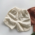 Dettaglio della trama traspirante in cotone lino e vita elastica sui pantaloncini bimbo - 80cm / Albicocca Beige