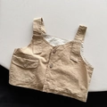 Vista plana de chaleco de lino beige para niños con botones de madera y bolsillo frontal - 80cm / Caqui