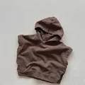 Detaillierte Nahaufnahme der dunkelbraunen Baumwollstrickweste mit Kapuze für Kleinkinder - 80cm / Braun