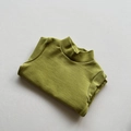 Detail von weichem Baumwoll-Kaschmir-Rollkragenpullover für Kinder in olivgrün - Fruchtgrün / 80cm