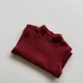 Gefaltetes dunkelrotes Kinder-Rollkragen-T-Shirt aus weichem Baumwollstrickstoff - Weinrot / 80cm