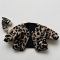 Dettaglio della giacca in pile leopardata per bambini con texture e polsini a coste - 80cm / Leopardo Caffè