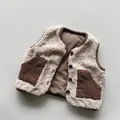 Gedetailleerde weergave van fleecevest voor kinderen met contrastzakken en knopen - 80cm / Beige