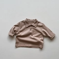 Nahaufnahme von Kinder Langarm-Poloshirt aus Baumwolle mit klassischem Kragen und Knöpfen - 80cm / Khaki