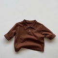 Detailansicht eines Kinder-Langarm-Poloshirts mit klassischem Kragen und dunklen Knöpfen - 80cm / Dunkelkaffee
