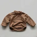 Détail du sweat-shirt en polaire marron caramel pour enfants avec texture douce et fentes - Marron / 80cm