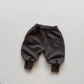Primer plano de pantalones deportivos gris oscuro para niños con cintura elástica - 80cm / gris oscuro