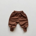 Primer plano de pantalones deportivos marrones para niños con cintura elástica y puños - 90cm / Marrón