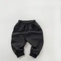 Detalle de pantalones deportivos de punto gris oscuro con cintura elástica para niños - 80cm / gris oscuro