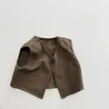 Gros plan du gilet en coton marron pour enfants avec texture naturelle et bouton unique - 80cm / Hauts / Marron
