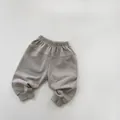 Detalle de joggers para niños con cintura elástica y puños acanalados en algodón marrón - 80cm / Gris claro