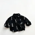Vista piatta di una camicia in cotone nero a maniche lunghe con motivi astratti grigi - 80cm / Nero