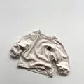 Détail d'un t-shirt enfant à manches longues en coton crème avec écusson sur la poitrine - 80 / Beige