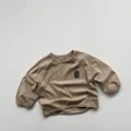 Détail du sweat-shirt enfant en coton caramel avec écusson happy time sur le devant - 80 / Café Clair