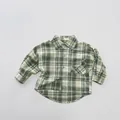Dettaglio di una camicia vintage a quadretti per bambini con colletto e taschino a bottone - 100cm / Quadri verdi
