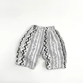 Detail von Kinder-Sommershorts mit schwarz-weißem geometrischem Stammesmuster-Gewebe - 80 / Beige Aprikose