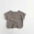 Minimalistische braun-karierte Kinderbluse aus Baumwolle mit Holzknöpfen und kurzen Ärmeln - 80cm / Braun Kariert