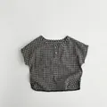 Detailansicht der schwarz-weißen Gingham-Baumwolltextur mit weißen Knöpfen am Hemd - 80cm / Schwarzes Karo
