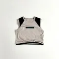 Detailopname van mouwloze kindervest in grijs en zwart kleurblok met ronde hals - Khaki / 80cm