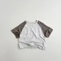 Detail of raglan sleeves and contrast color stitching on kids cotton t-shirt - Gray And Coffee