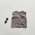 Detail eines gestreiften Kinder-Tanktops mit kleiner Tasche und weicher Baumwollstruktur - 80cm / Aprikose Grau Gestreift