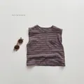 Detail eines gestreiften Baumwoll-Kindertops mit Textur und kleiner Brusttasche - 80cm / Grau-Violett Gestreift