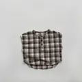 Detailopname van zwart-wit geblokte katoenen gilet voor kinderen met halve knoopsluiting - Koffie Geruit / 80cm