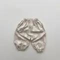 Detail der Baby-Leinenhose mit elastischem Bund und grauem Blattmuster-Druckmotiv - 80cm / Khaki