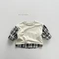 Detail van baby-T-shirt met laagjes, crème vest en geruite overhemdmouwen - 80cm / Beige Abrikoos