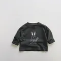 Dettaglio di una maglietta per bambini in cotone grigio scuro con stampa di coniglio - 80cm / grigio scuro