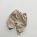Λεπτομέρεια από μπεζ φλις παντελόνι jogger για νήπια με ρίγες και ριμπ μανσέτες - Χακί / 80cm